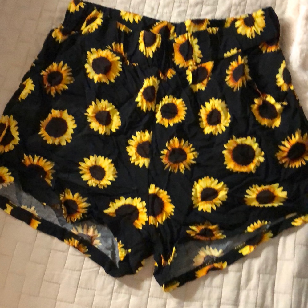 Sunflower 🌻 shorts! So cute!❤️Boutique find!